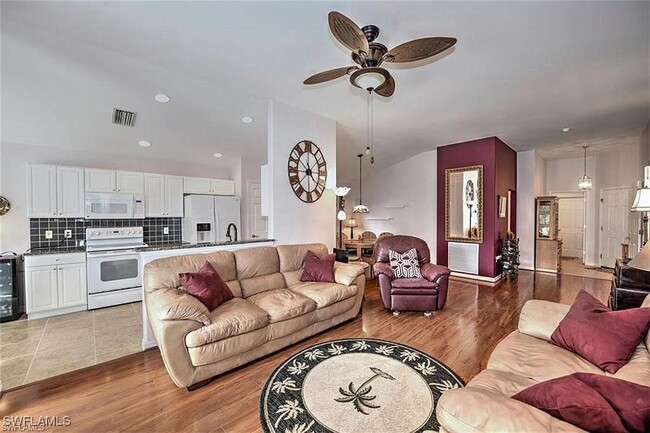 10018 Oakhurst Way in Ft. Myers, FL - Foto de edificio - Building Photo