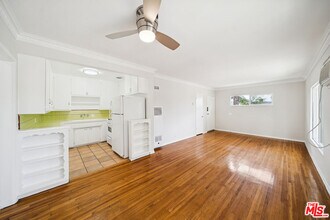 7571 Willoughby Ave in West Hollywood, CA - Foto de edificio - Building Photo