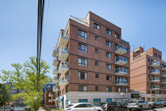 The Rengo Garden Condominium in Rego Park, NY - Foto de edificio - Building Photo