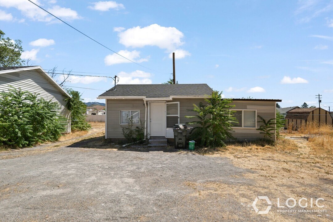 457 N 100 E in Stansbury Park, UT - Building Photo