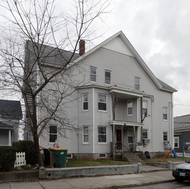 241 Rathbun St in Woonsocket, RI - Foto de edificio - Building Photo