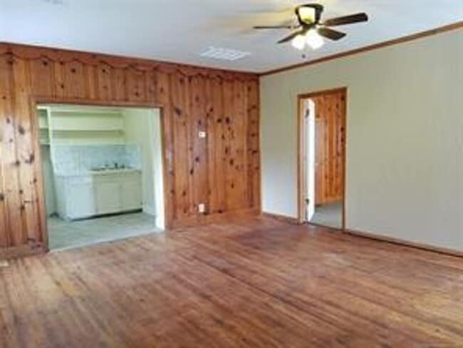 property at 325 W Shawnee St