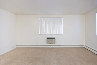 Bristol Square in Colorado Springs, CO - Foto de edificio - Building Photo