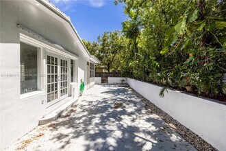 720 NE 70th St in Miami, FL - Building Photo - Building Photo