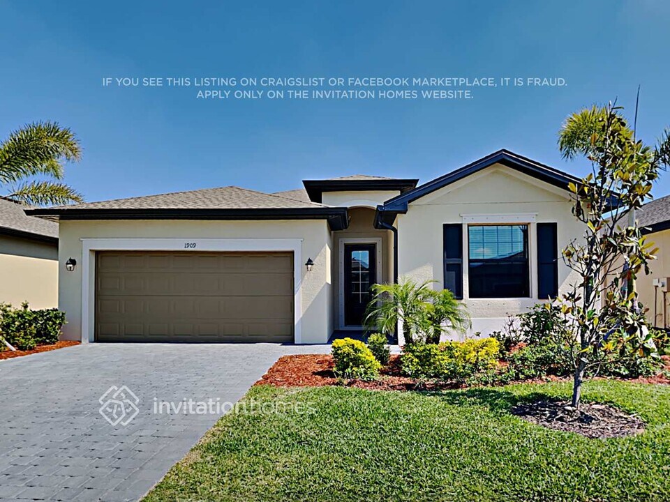 1909 E Isles Rd in Port Charlotte, FL - Building Photo