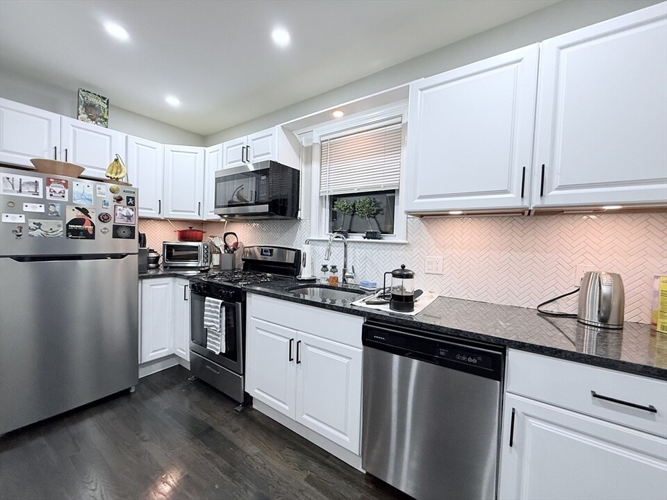 249 Everett St in Boston, MA - Building Photo
