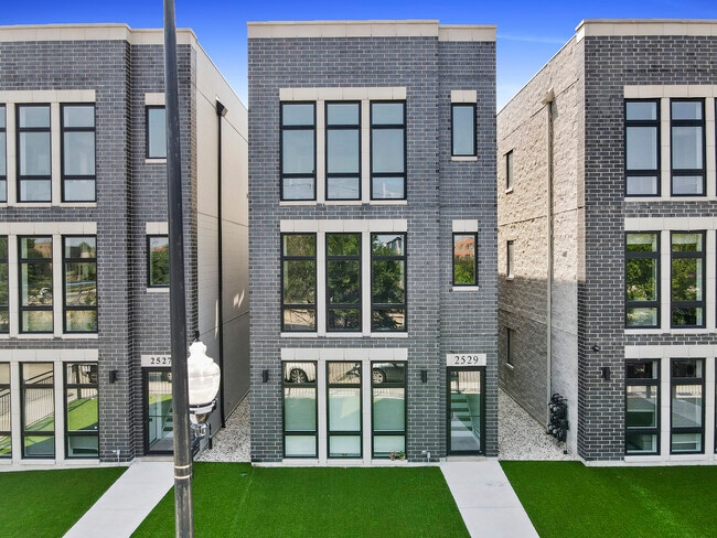 property at 2529 W Congress Pkwy