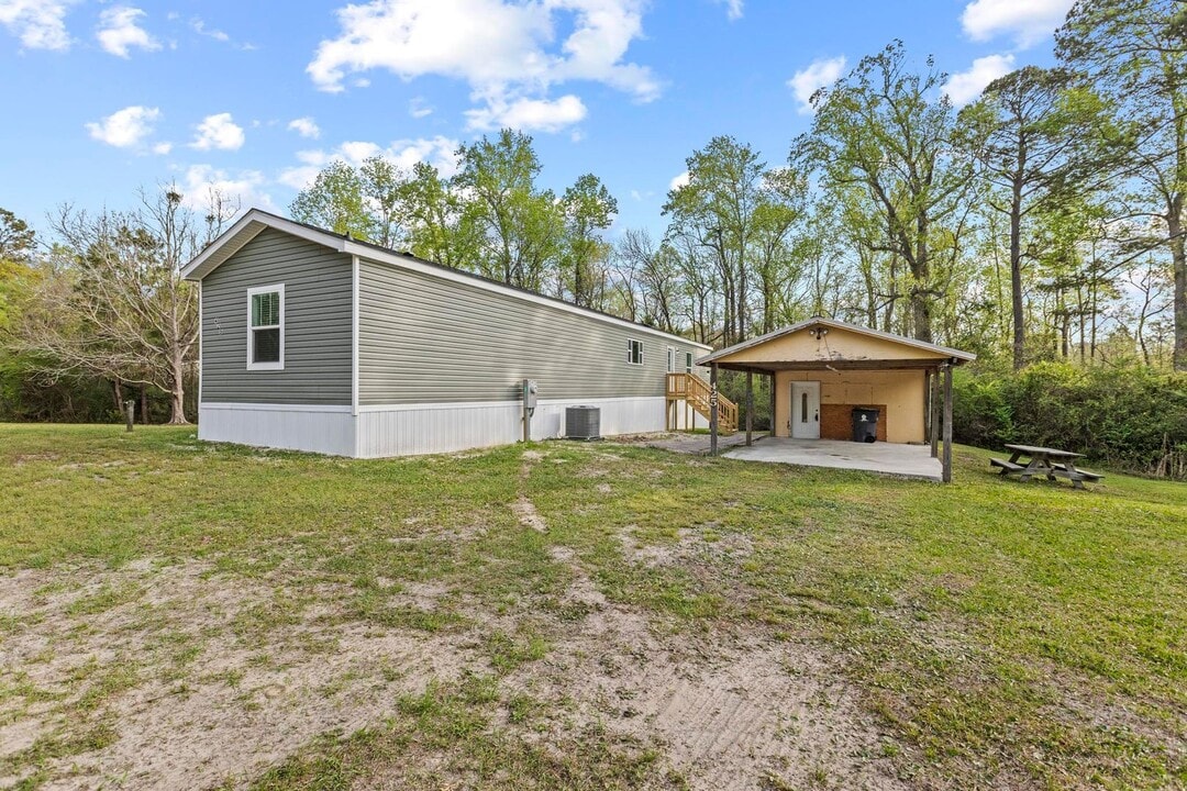 425 Island Creek Rd in Hampstead, NC - Building Photo