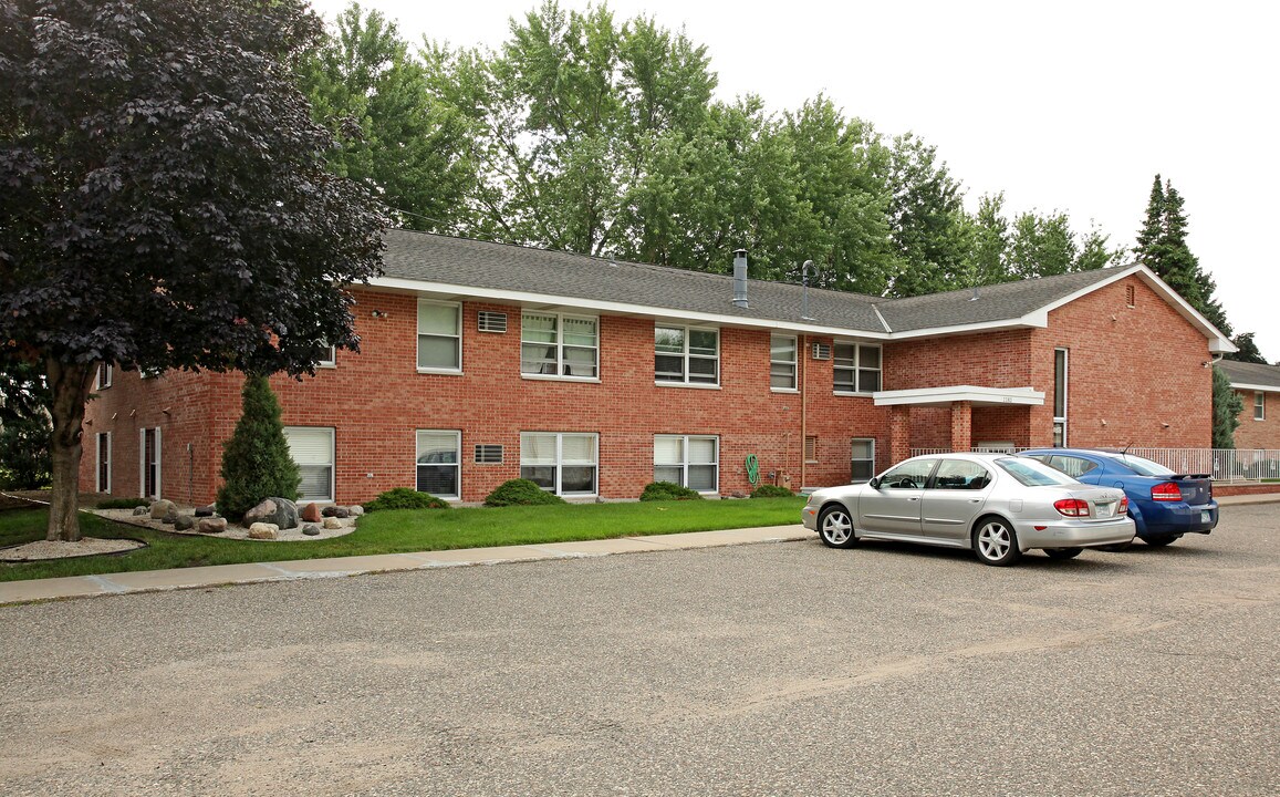 Karl Dale Apartments in Roseville, MN - Building Photo