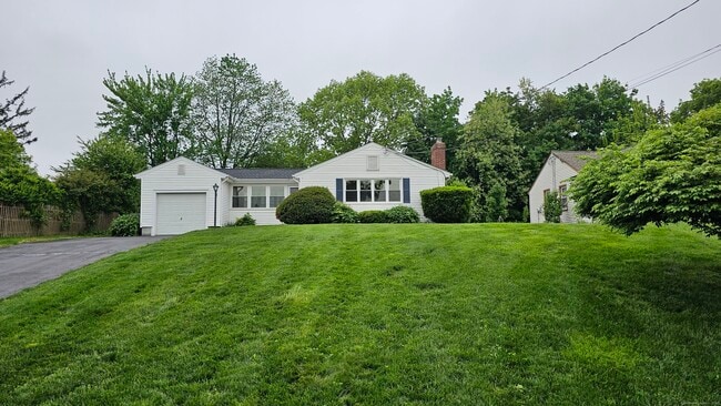 73 Knollwood Rd in West Hartford, CT - Foto de edificio - Building Photo
