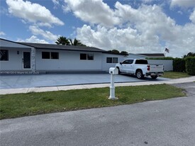 11984 SW 195th St in Miami, FL - Building Photo