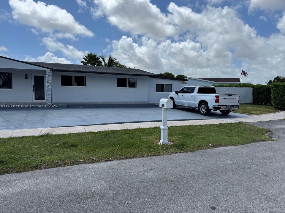 11984 SW 195th St in Miami, FL - Building Photo