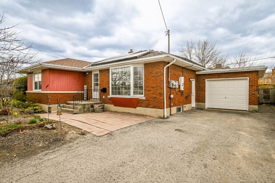 16 Ridgeview Ave in St Catharines, ON - Building Photo