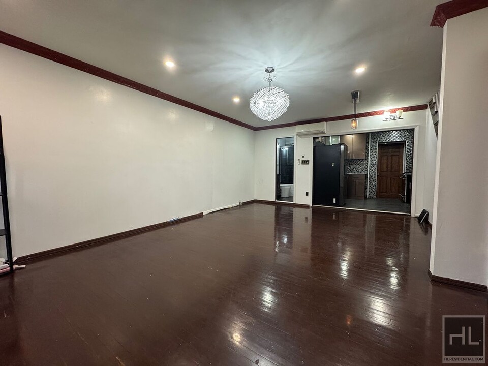 20-52-52 32nd St in Queens, NY - Foto de edificio