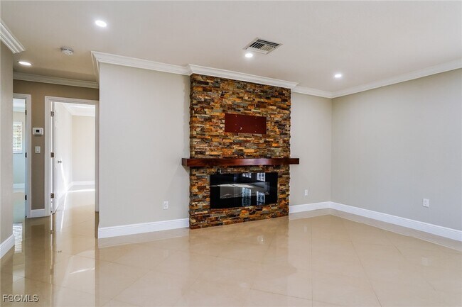 300 East 10th Street in Lehigh Acres, FL - Building Photo - Building Photo