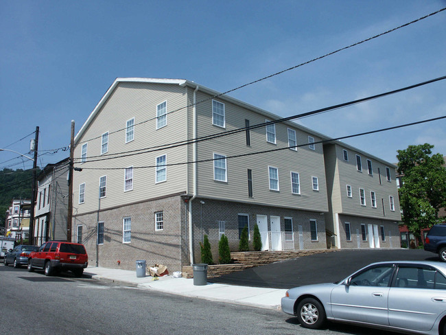 31-41 Mary St in Paterson, NJ - Foto de edificio - Building Photo