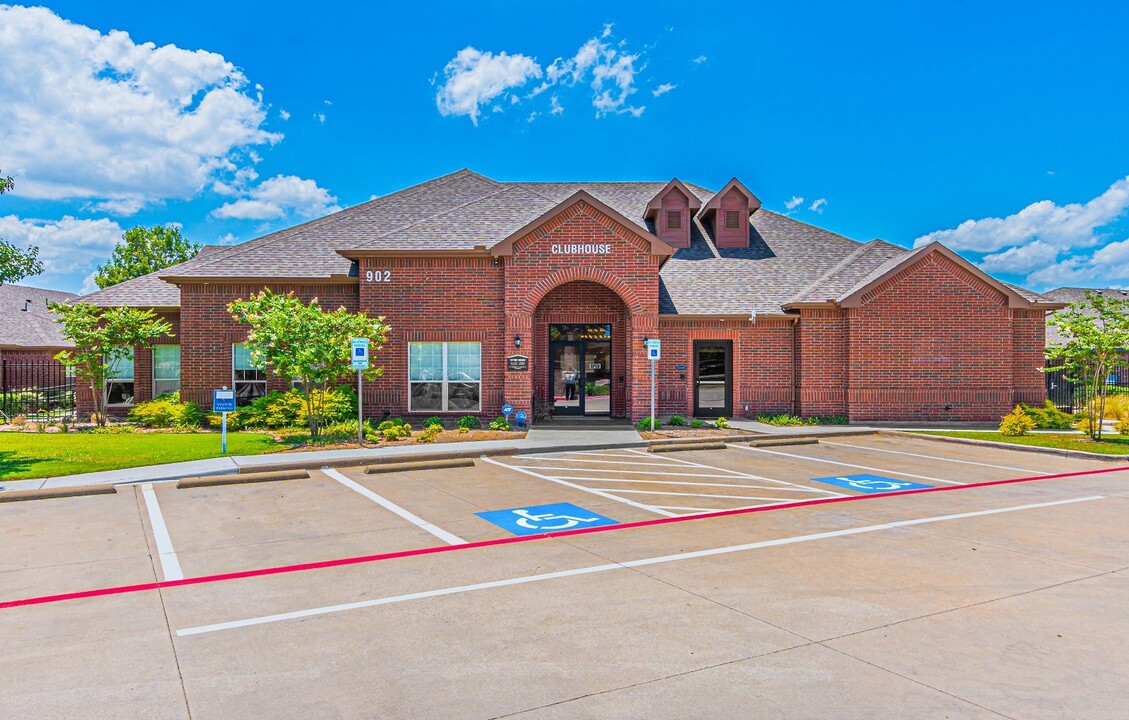 Lakeside Manor 62+ Apartments in Little Elm, TX - Foto de edificio