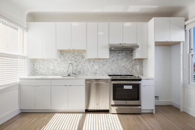 670 Lombard St in San Francisco, CA - Building Photo - Building Photo