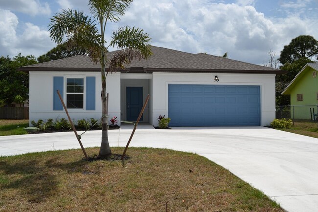 758 NW Airoso Blvd in Port St. Lucie, FL - Foto de edificio - Building Photo