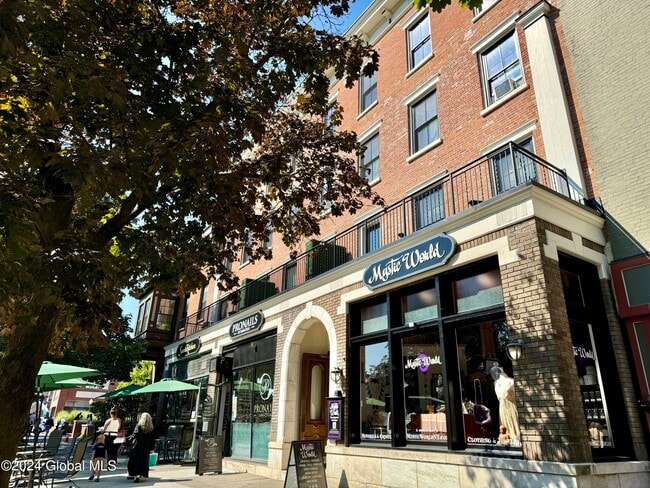 423 Broadway in Saratoga Springs, NY - Building Photo - Building Photo
