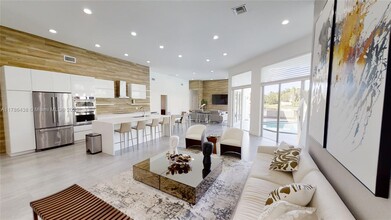 3050 Lakewood Dr in Weston, FL - Building Photo - Building Photo