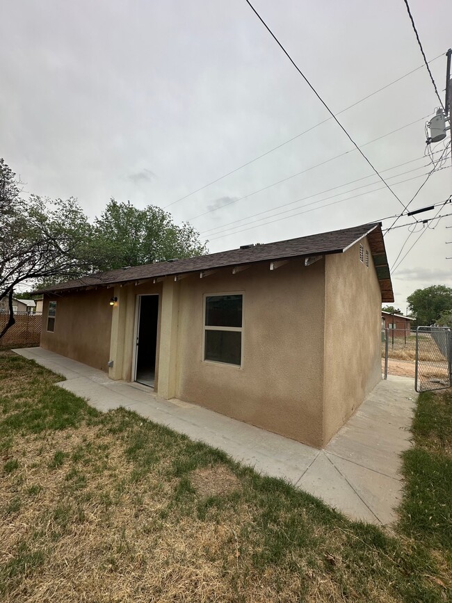 1802 N Cambridge Ave in Roswell, NM - Building Photo - Building Photo