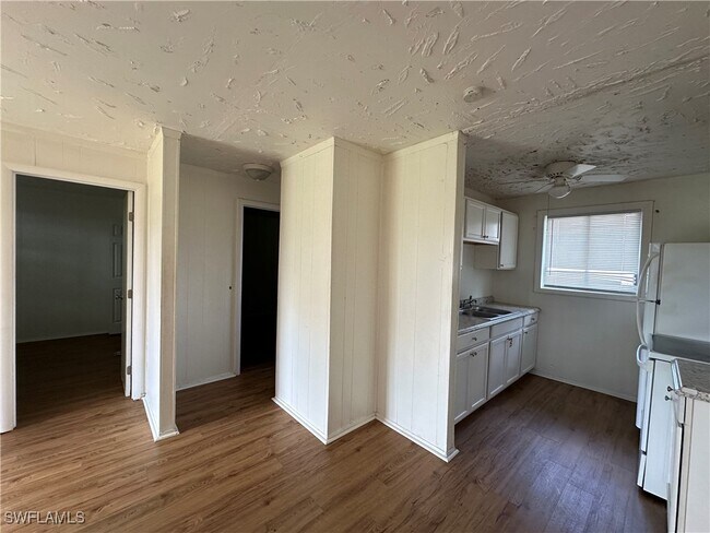 3215 Jeffcott St in Ft. Myers, FL - Building Photo - Building Photo