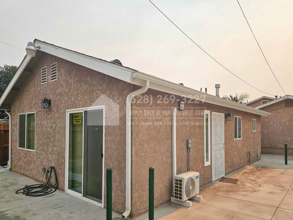 825 E 99th St in Los Angeles, CA - Building Photo