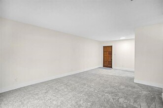 493 NW 43rd St in Oakland Park, FL - Building Photo - Building Photo