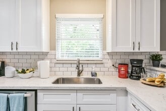 5650 Ludington Dr in Houston, TX - Foto de edificio - Building Photo