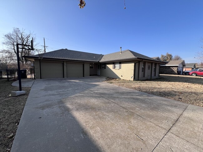 2909 N Tropicana Ave in Bethany, OK - Building Photo - Building Photo