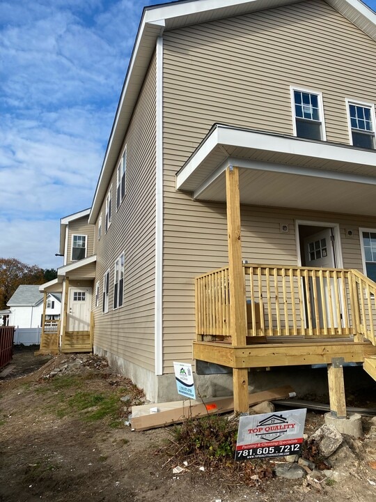 423 Weir St in Taunton, MA - Building Photo