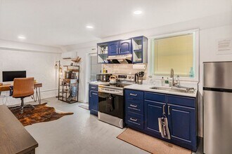 2100 Cascade Rd in Atlanta, GA - Foto de edificio - Building Photo