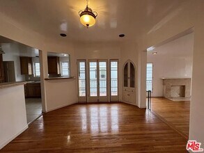 942 S Mansfield Ave in Los Angeles, CA - Building Photo - Building Photo