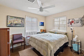 2212 W Virginia Ave in Phoenix, AZ - Foto de edificio - Building Photo