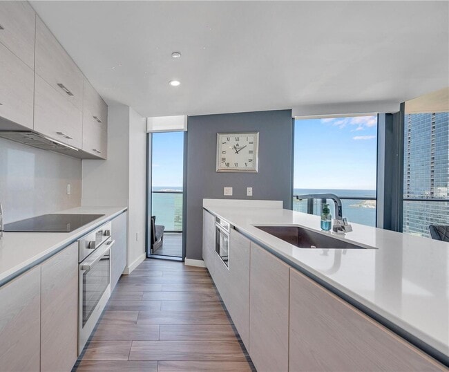 1300 S Miami Ave, Unit 4805 in Miami, FL - Foto de edificio - Building Photo