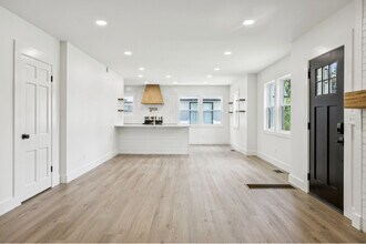 1332 Columbia Ave in Franklin, TN - Foto de edificio - Building Photo