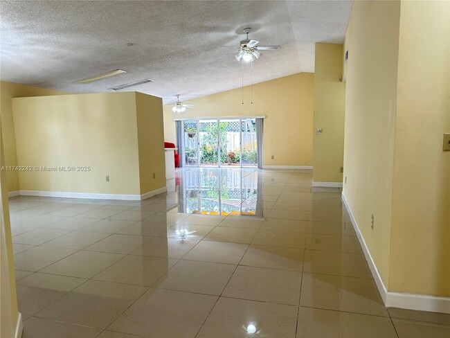 8228 NW 199th Ter in Hialeah, FL - Building Photo - Building Photo