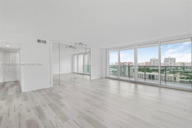 100 Bayview Dr, Unit 2028 in Sunny Isles Beach, FL - Foto de edificio - Building Photo