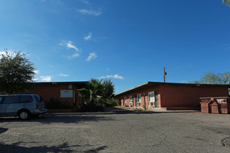 Bellevue Apartments in Tucson, AZ - Foto de edificio - Building Photo