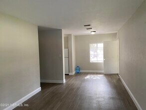 5366 Baycrest Rd in Jacksonville, FL - Building Photo - Building Photo