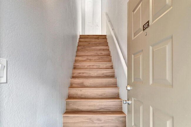 116 Gardens Dr, Unit 202 in Pompano Beach, FL - Foto de edificio - Building Photo