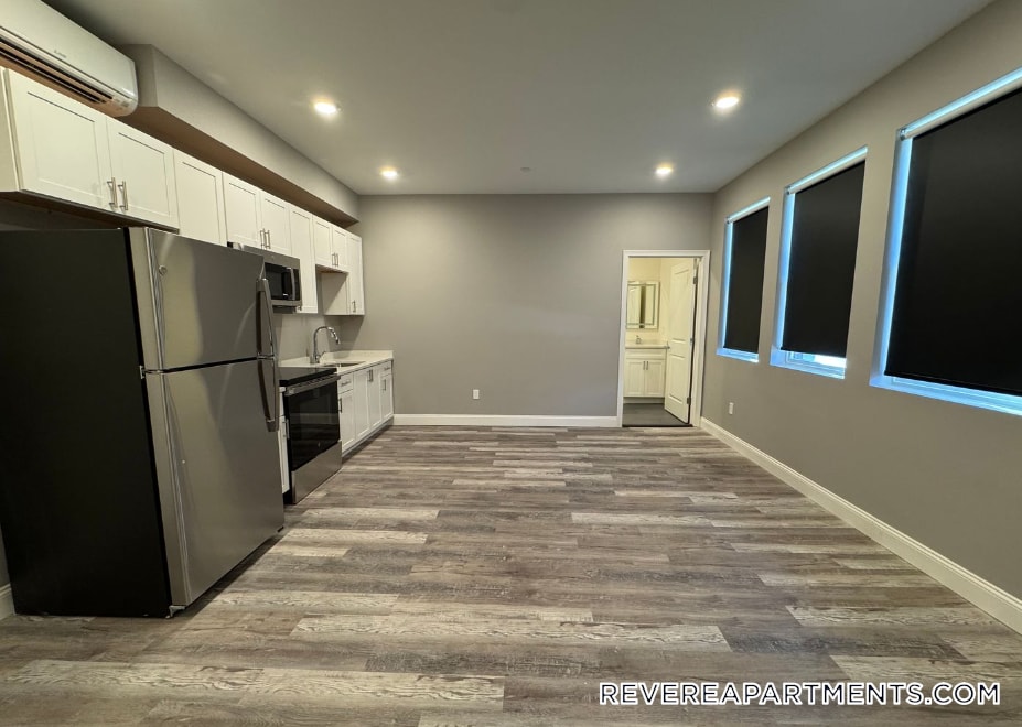 1473 N Shore Rd in Revere, MA - Building Photo