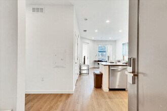 593 Camino De La Reina, Unit ID1287538P in San Diego, CA - Building Photo - Building Photo