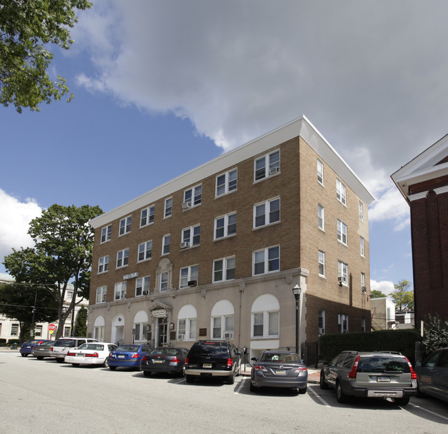 Country Court Apartments in Media, PA - Building Photo - Building Photo