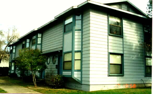 2401 Castro Way in Sacramento, CA - Foto de edificio - Building Photo