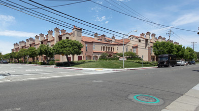 Corte Bella in San Mateo, CA - Foto de edificio - Building Photo