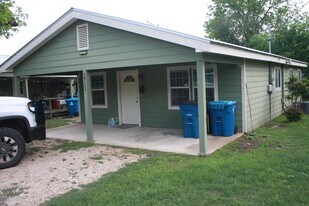 1711 None in Kerrville, TX - Building Photo