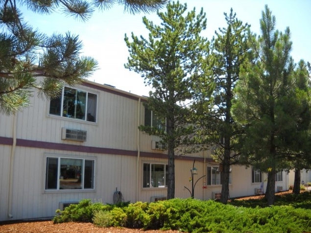 Greenwood Manor in Bend, OR - Building Photo