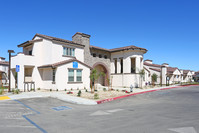 Overland Court Apartments - 62+ Senior Living in Los Banos, CA - Foto de edificio - Building Photo